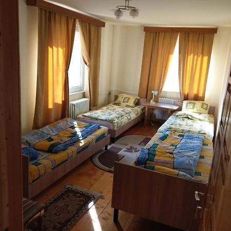 Lary Hostel Suceava Exteriör bild