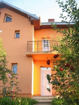 Lary Hostel Suceava Exteriör bild