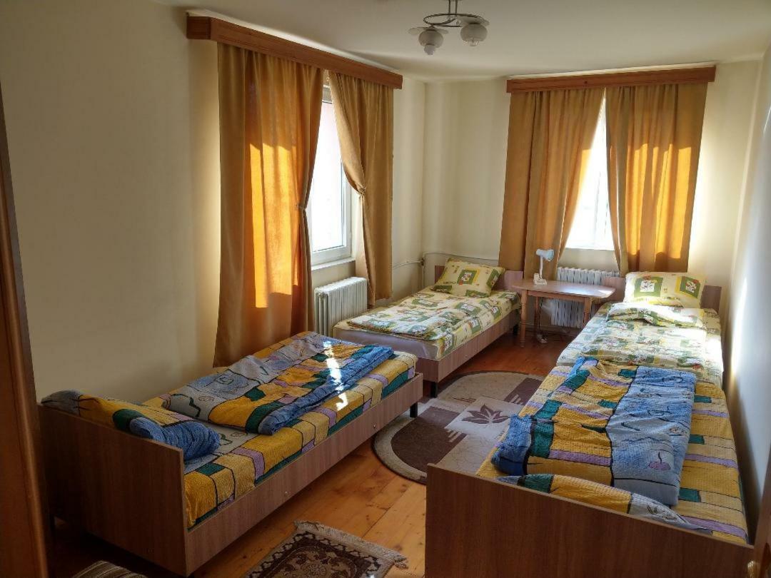 Lary Hostel Suceava Exteriör bild