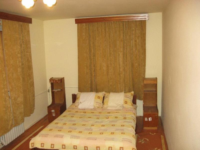 Lary Hostel Suceava Exteriör bild